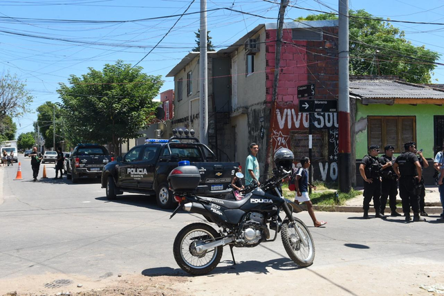Un hombre se resistió a los tiros a ser arrestado y tomó como rehén a su hijastra
