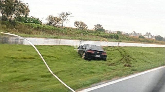 Así quedó el auto del técnico de Unión tras despistarse en la autopista