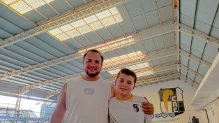 En busca de apoyo. El joven atraviesa un presente que ilusiona, producto de sus destacadas actuaciones. Posó junto a su entrenador, Joaquín Méndez Orzusa.