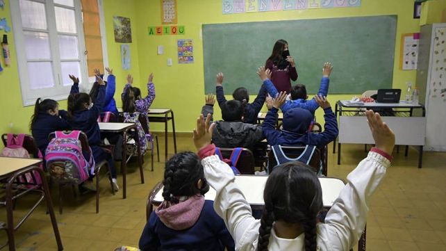 Una hora más de clase por día en las escuelas primarias públicas de Santa Fe. Una hora más de clase por día en las escuelas primarias públicas de Santa Fe.