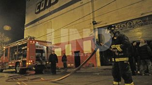 Tras varias horas de trabajo, sofocaron el incendio en el depósito del supermercado Coto
