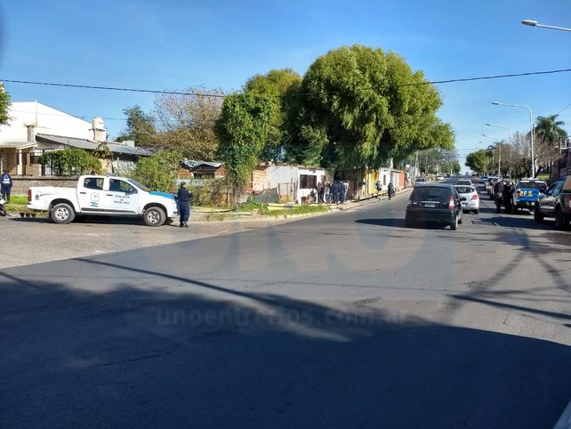 Enojos. La policía llegó al velorio y hubo algunos reclamos hacia los uniformados.