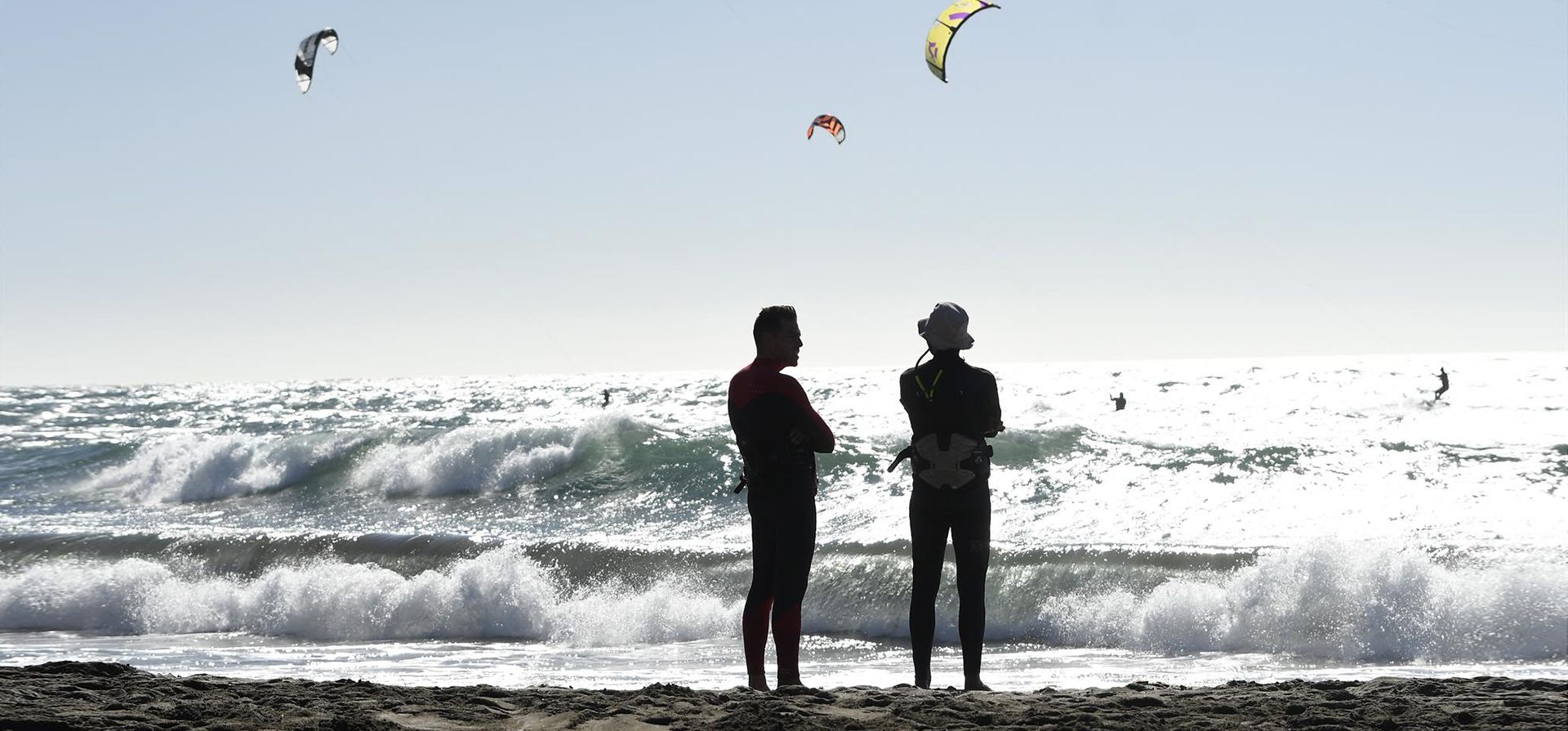 Kitesurf en la playa de El Zapillo, en Almería, este jueves cuando la Agencia Estatal de Meteorología (Aemet) prevé fuertes vientos del oeste o suroeste, con rachas ocasionalmente muy fuertes en el tercio oriental de Andalucía, España. EFE / Carlos Barba