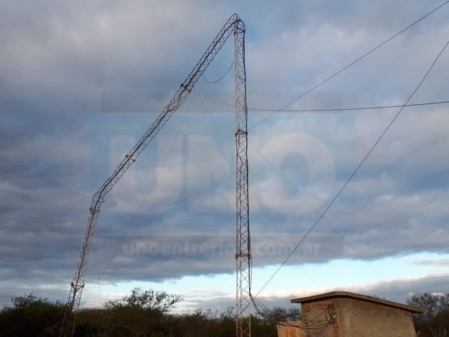 Doblada. La antena quedó en u por las ráfagas del viento.