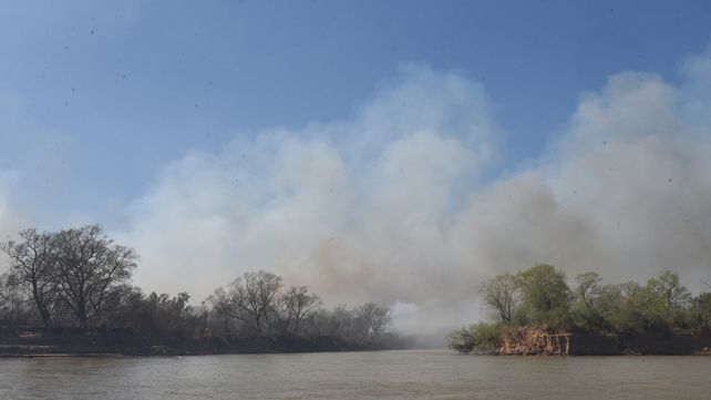 Aún hay focos de fuego activos frente a San Nicolás.&nbsp;