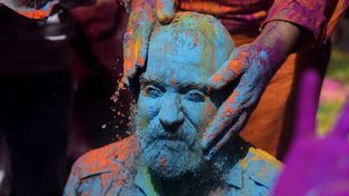 India celebra la primavera con comida, música y el color del festival Holi