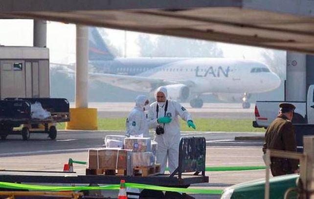 Los carabineros realizan el trabajo de peritaje tras el robo ocurrido en Santiago de Chile.