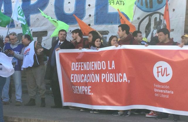 El rector de la UNL Enrique Mammarella participó del “abrazo simbólico”