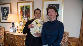 Florian y Marina Picasso muestran la pieza de cerámica del maestro español que será comercializada como NTFs a través de Sothebys.