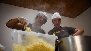 Una cooperativa de chicas trans abrió su propio emprendimiento gastronómico en Pichincha