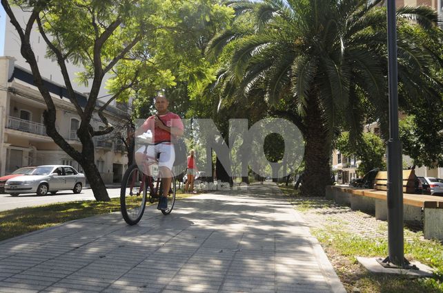 Los que circulan en bici en el Paseo Bulevar lo hacen por la violencia vial con la que se enfrentan en la calle
