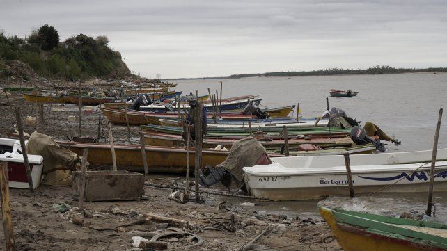 Canoas de pescadores en el Remanso Valerio.