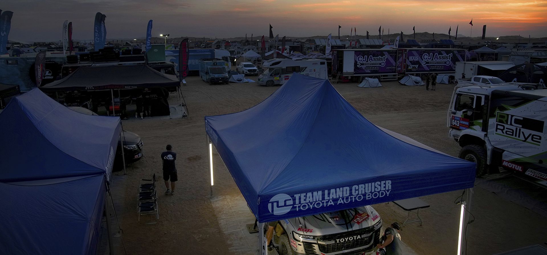 Mecánicos del equipo Land Cruiser trabajan en un vehículo dos días antes del inicio del Rally Dakar en Bisha, Arabia Saudita, el miércoles 1 de enero de 2025. (Foto AP/Christophe Ena)
