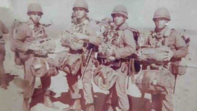 Héroe de Malvinas. Néstor Osvaldo Pizarro(primero desde la izquierda) murió en combate.