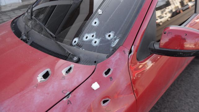 El vehículo donde fue acribillado un hombre en Balcarce y Anchorena.