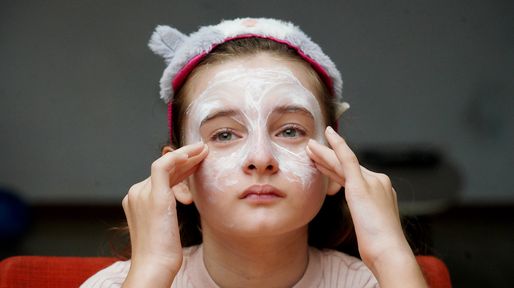 Las nenas se suman a las rutinas de skin care: los riesgos para la piel y la psiquis