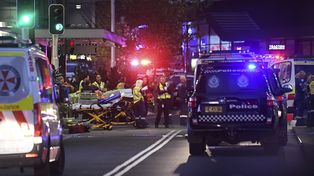 Policías y servicios de emergencia trabajan en la zona del centro comercial de Bondi Junction, cerca de Sydney, donde un hombre asesinó a puñaladas a seis personas y fue abatido.