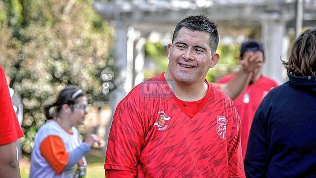 Escuela Amigos. Jugadores con discapacidades practican básquet en Talleres y viven la vida de la institución.