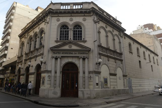Patrimonio rosarino. Los comerciantes del centro piden que se mejore el entorno del Teatro La Comedia.