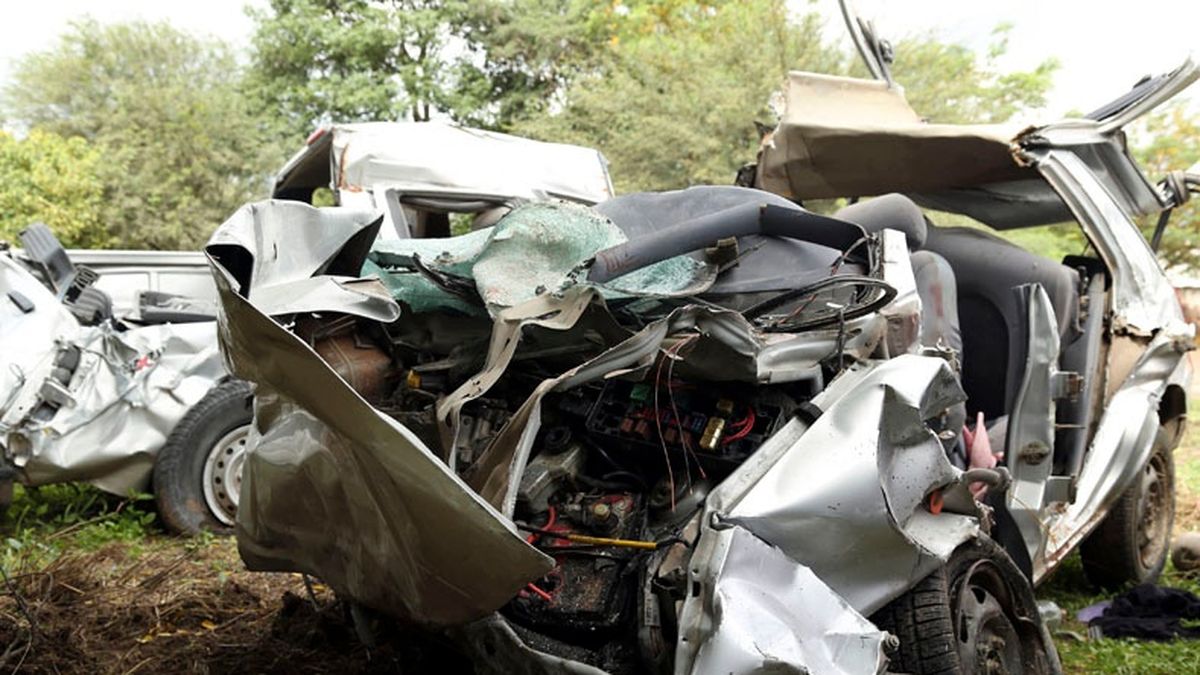 Al menos seis muertos al chocar un auto y un colectivo en la ruta 34