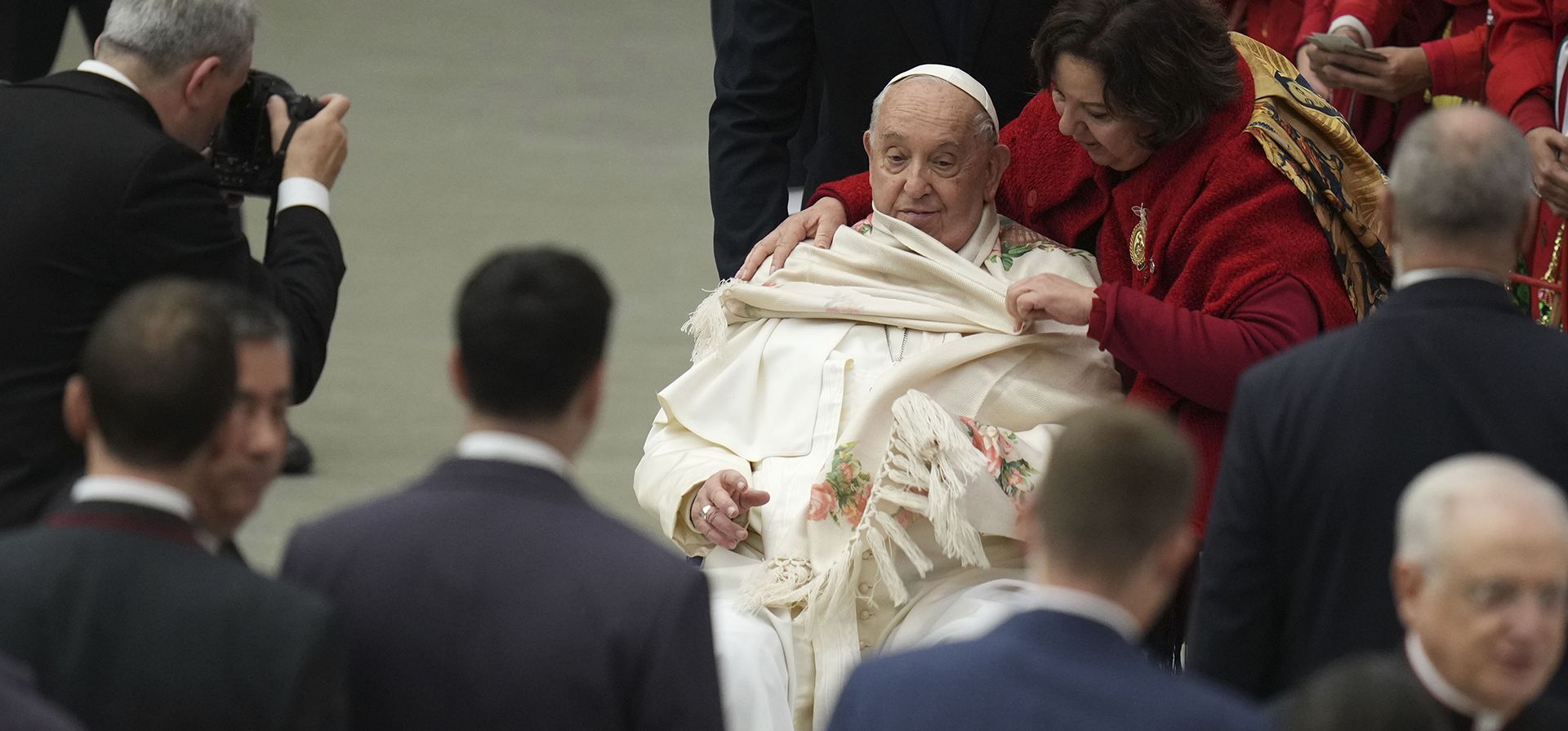 Una mujer le coloca un pañuelo al papa Francisco cuando sale al final de su audiencia general semanal en el Aula Pablo VI, en el Vaticano, el miércoles 11 de diciembre de 2024. (Foto AP/Alessandra Tarantino) Una mujer le coloca un pañuelo al papa Francisco cuando sale al final de su audiencia general semanal en el Aula Pablo VI, en el Vaticano, el miércoles 11 de diciembre de 2024. (Foto AP/Alessandra Tarantino)