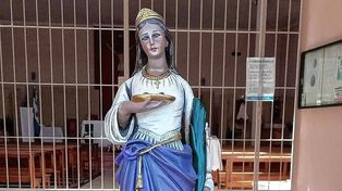 Por la vista. En la Edad Media, período en el que la devoción a Santa Lucía se fortaleció, se empezó a pedir su intercesión contra las enfermedades de los ojos.
