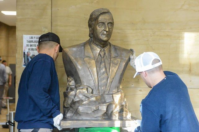 La remoción del busto del exmandatario generó reacciones.