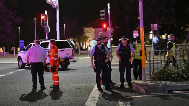 Policía en el escenario del tiroteo registrado este domingo en Sídney
