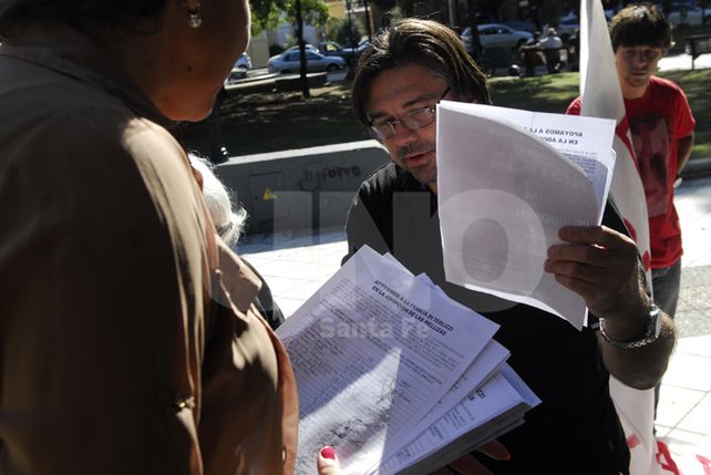 La familia Di Terlizzi entregó al gobernador 8 mil firmas en apoyo a su causa