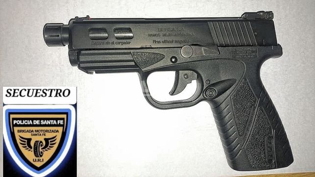 El hombre portaba un arma de guerra con la que produjo amenazas El hombre portaba un arma de guerra con la que produjo amenazas