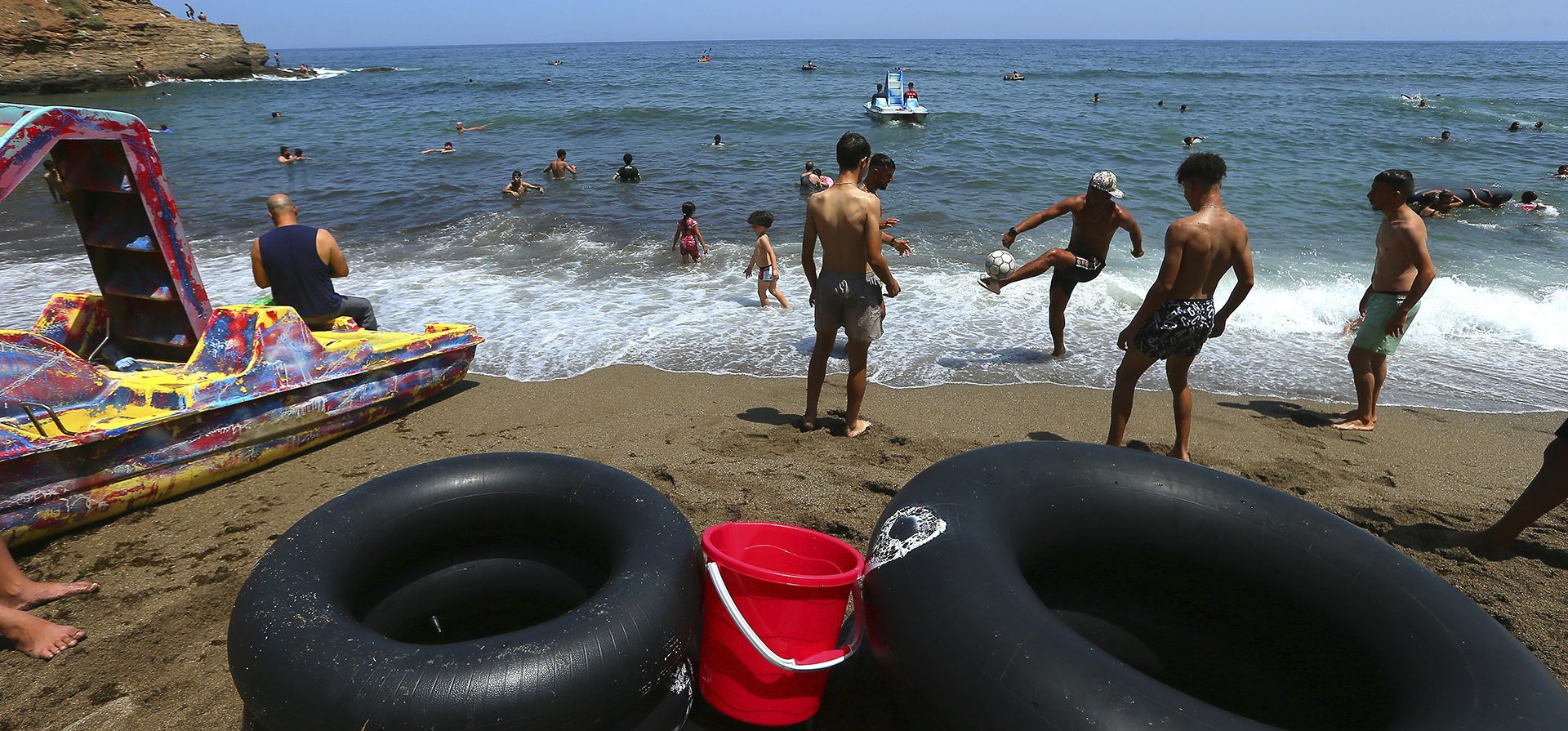 Los residentes disfrutan de la playa en una parte occidental de Argel, donde la temperatura subió a 38º grados Celsius. (Foto AP/Anis Belghoul)