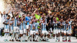 Los integrantes de la selección argentina campeona del mundo en Qatar 2022, con Di María eufórico en el centro.