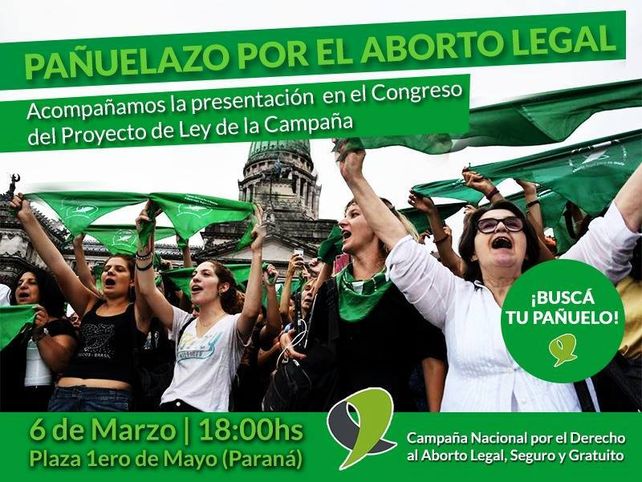 La plaza de Mayo de Paraná se llenó de pañuelos verdes pidiendo por el Aborto Legal