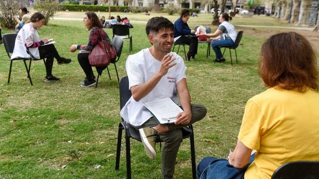 Los estudiantes buscaron la plaza San Martín, donde entrevistan a la gente.