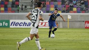 Cabeza levantada y pelota al pie para Caramelo Martínez. Cuando Ariel Holan lo cambió de puesto, Rosario Central mejoró un montón.