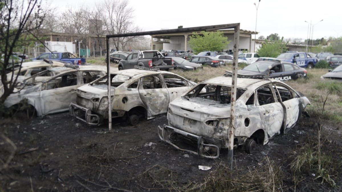 Un incendio impactante destruyó varios patrulleros en desuso de la Policía de Santa Fe