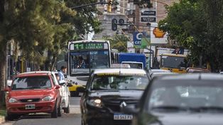 Taxis y remises ya prestan el servicio puerta a puerta