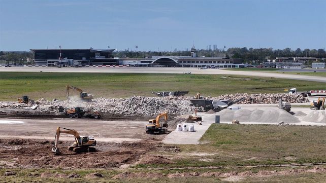 Aeropuerto de Rosario: finalizó la demolición de un sector y avanza la nueva pista