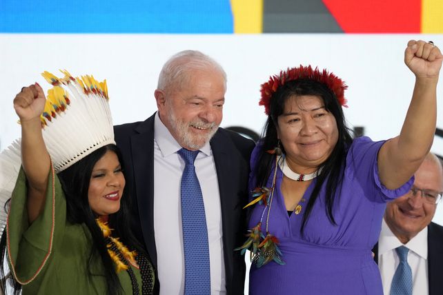 Luego del intento de golpe en Brasil. En acción de gobierno, Lula Da Silva recibió a la nueva ministra de Pueblos Indígenas, Sonia Guajajara, y el presidente de la Fundación Nacional del Indio, Joenia Wapichana.