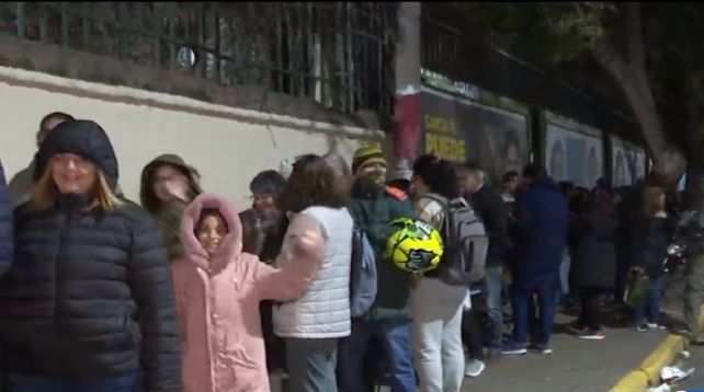 La imagen de la cola en las inmediaciones de la capilla.