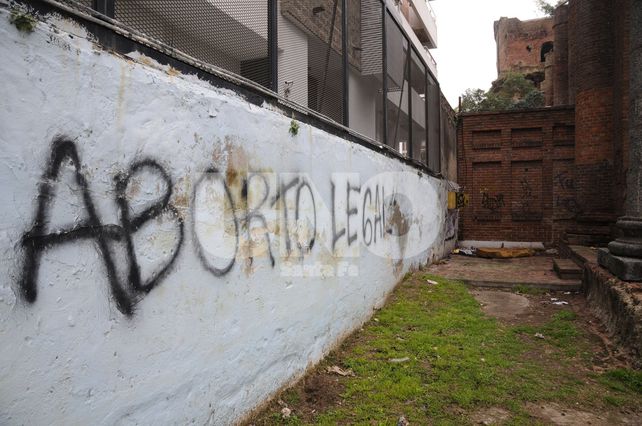 Aparecieron más pintadas de pañuelos verdes en iglesias y monumentos de la ciudad