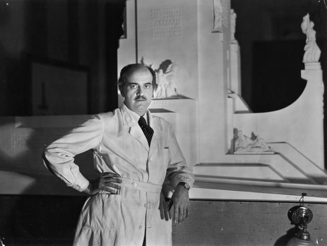 Retrato del arquitecto Ängel Guido junto a la maqueta del monument o_Col. Chamorro. c. 1938_Archivo Fotográfico Museo de la Ciudad