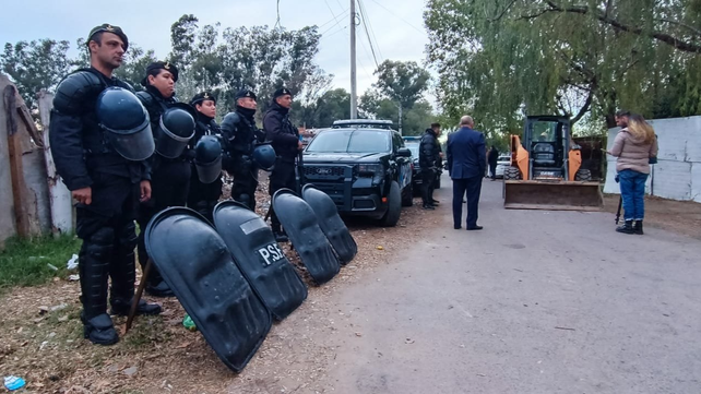 Fuerte dispositivo de seguridad durante el derrumbe en calle Benteveo