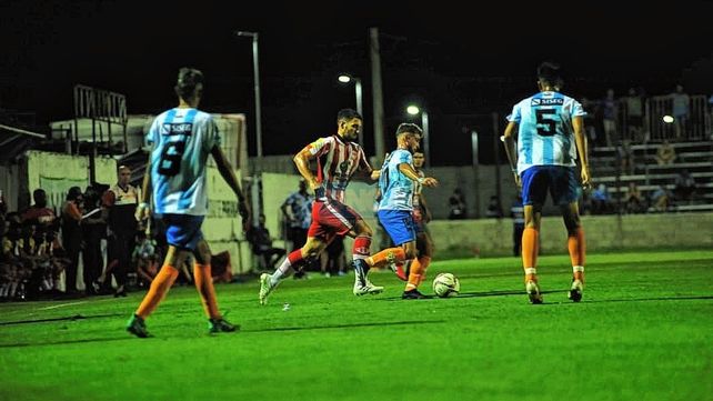 Atlético Paraná logró una mínima ventaja en condición de local.