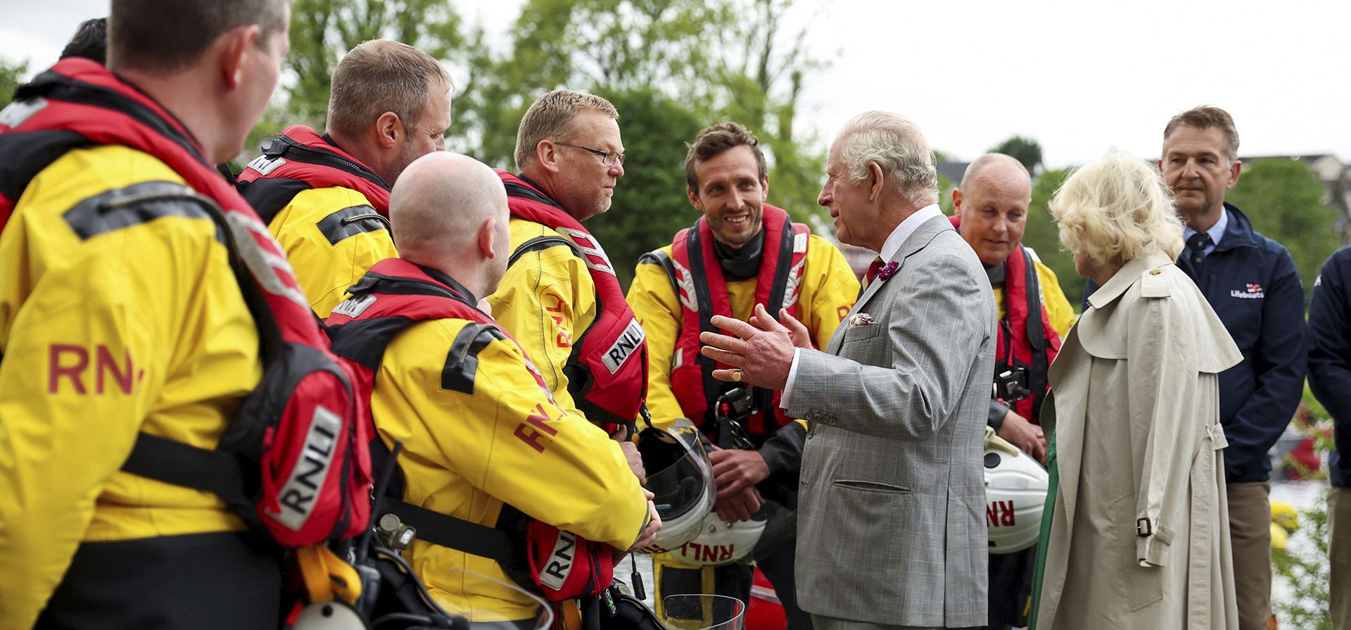 El rey Carlos y la reina Camila de Gran Bretaña hablan con los miembros de la Royal National Lifeboat Institution durante una visita al castillo de Enniskillen, Enniskillen, Irlanda del Norte, el jueves 25 de mayo de 2023, como parte de una visita de dos días a Irlanda del Norte. (Phil Noble/Pool vía AP)