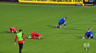 Los jugadores de ambos equipos caen desplomados al conocerse la muerte del director técnico Zizovic.