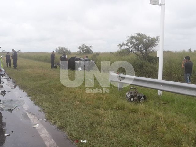 Impactante accidente entre un auto y un camión deja una mujer con severos politraumatismos