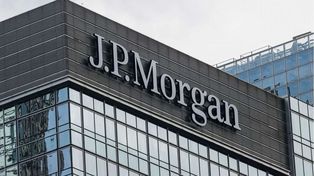 JP Morgan estimó que “la inesperadamente firme victoria debería llevar a una compresión significativa de la prima de riesgo tanto en tasas locales como en el tipo de cambio”.