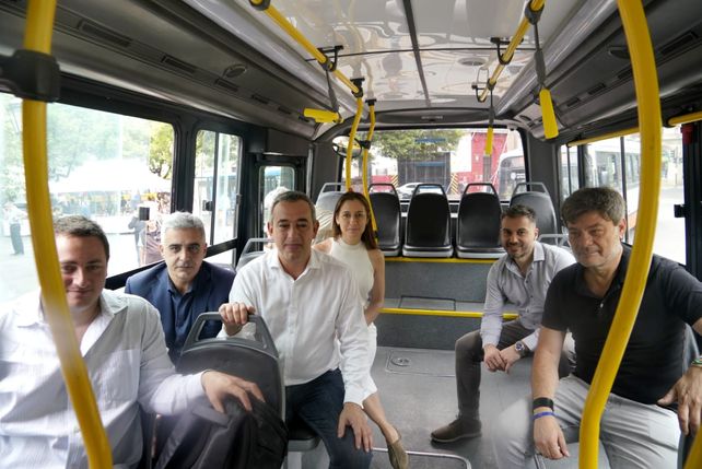 El intendente Pablo Javkin presentó este jueves el coche 34 de la línea K reconvertido de diésel a eléctrico.&nbsp;