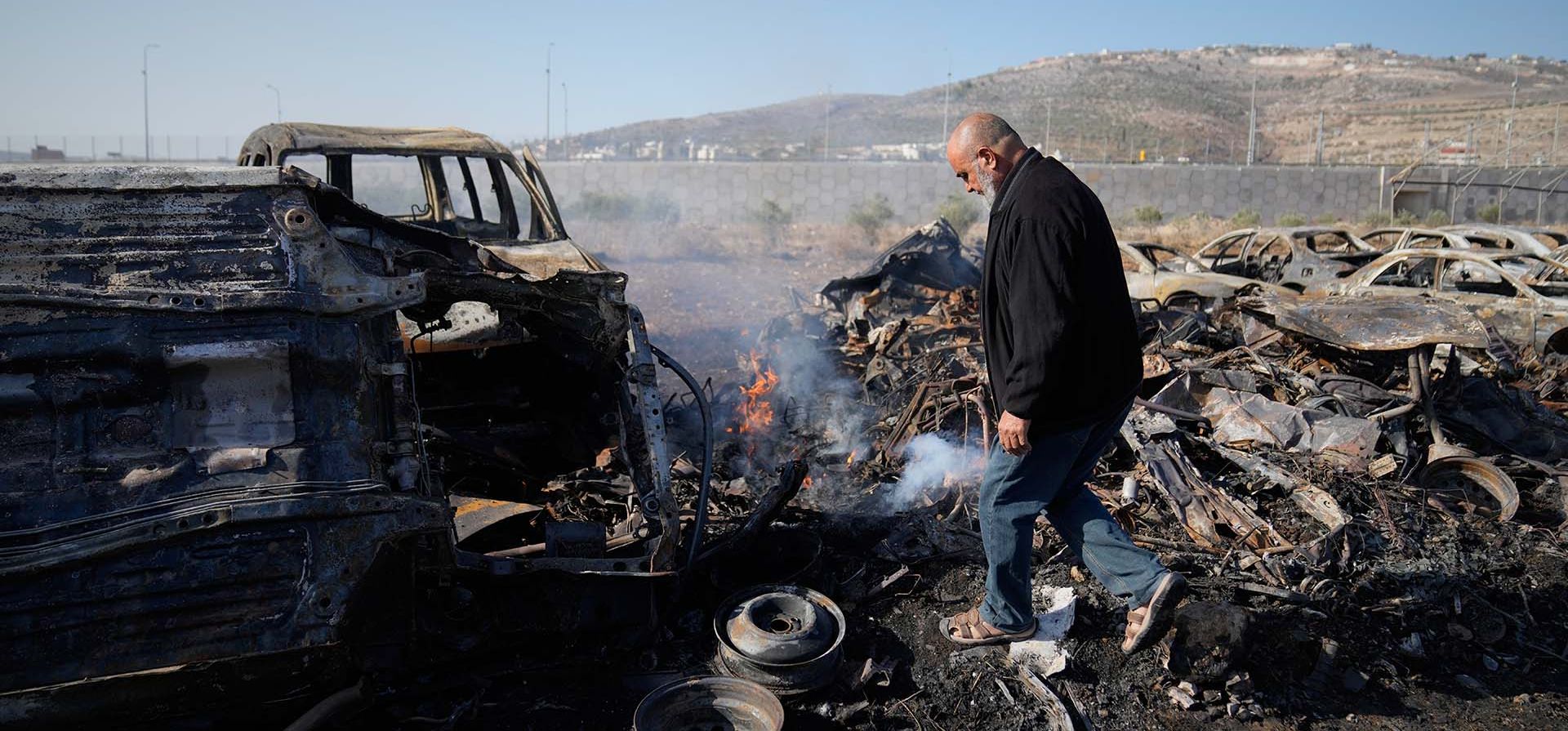 Mohammad Dalal observa los coches calcinados en su desguace, incendiado la noche anterior por quienes, según los residentes locales, eran colonos israelíes en la localidad de Huwara, cerca de la ciudad de Nablus, en Cisjordania, el viernes 21 de noviembre de 2025. (Foto AP/Nasser Nasser) Mohammad Dalal observa los coches calcinados en su desguace, incendiado la noche anterior por quienes, según los residentes locales, eran colonos israelíes en la localidad de Huwara, cerca de la ciudad de Nablus, en Cisjordania, el viernes 21 de noviembre de 2025. (Foto AP/Nasser Nasser)